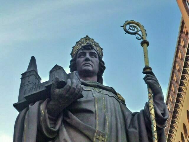 St. Ansgar mit einem Modell des Marien-Doms in der Hand