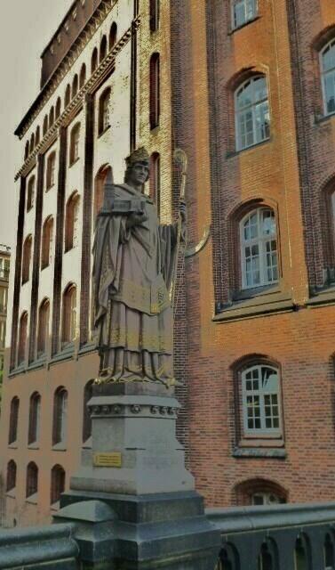 St. Ansgar und die Fassade des Laeiszhofs