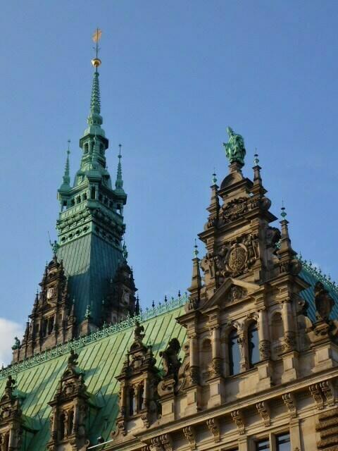 Detailblick auf das Hamburger Rathaus von der Großen Johannisstraße aus.