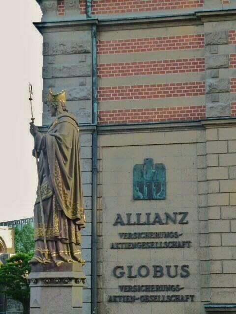 St. Ansgar und die Sicht auf das Gebäude Globushof / Allianzhaus