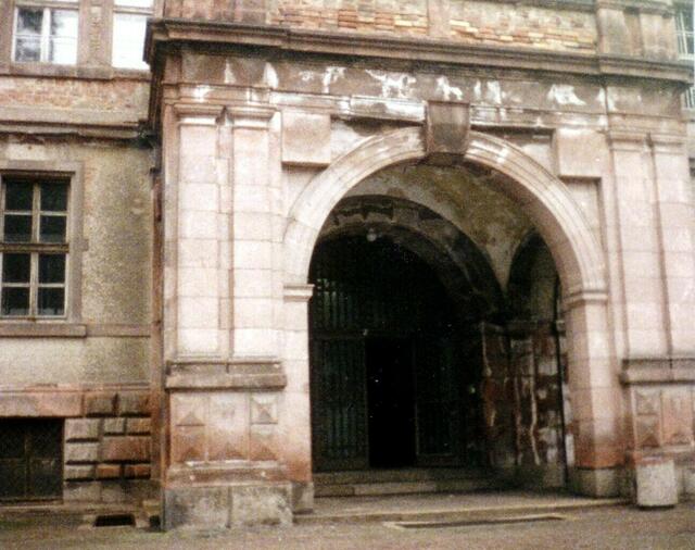 Das könnte vor der Gaudig-Schule gewesen sein. Die Schule existiert heute noch als Gaudig-Schule Leipzig (ehem. II. Höhere Mädchenschule) und wurde inzwischen saniert. Vor der Schule traf Inge sogar noch eine ehemalige Schulsekretärin und unterhielt sich mit ihr und anderen Leipzigern.