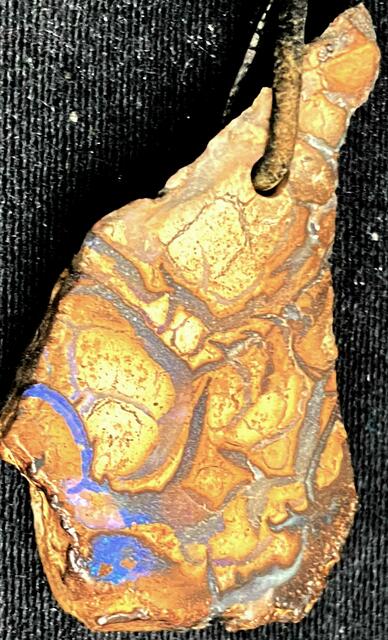 Blauer Opal in Bouldergestein