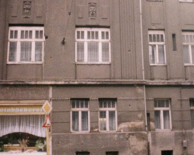 Ihre ehem. Wohnung lag im 1. Stock. Die Stadt Leipzig sah damals - kurz nach der Wende - wirklich noch mausgrau aus, es war schon ein wenig bedrückend.