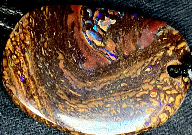 Blauer  Opal in Bouldergestein