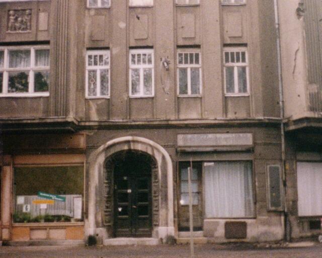 Inges ehemaliges Wohnhaus in Leipzig-Gohlis. Nebenan in dem kleinen Laden soll früher eine Bäckerei gewesen sein.