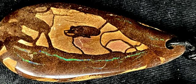 blaugrüner Opal in Bouldergestein