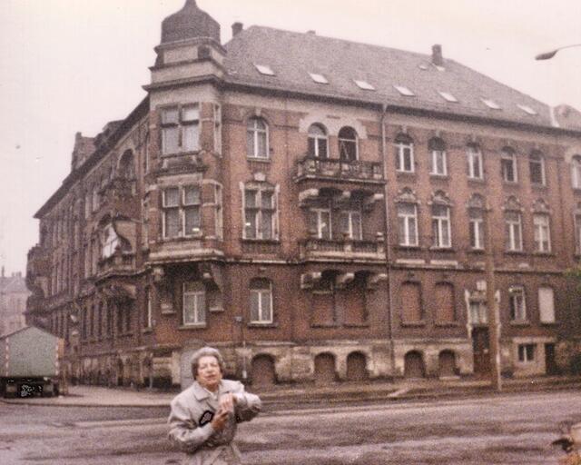 Hier steht Inge/Ruth vor dem Gebäude, in dem ihre Freundin Steffi Kuttin gelebt hat. Steffi war auch rechtzeitig ausgewandert, habe sie in meiner Israel-Zeit in Gedera kennengelernt.