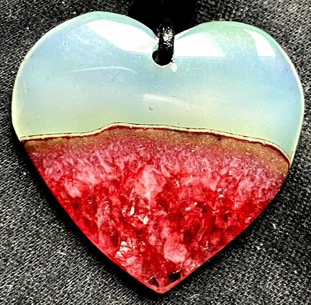 Feueropal-Calcedon bildet Rosenfelder