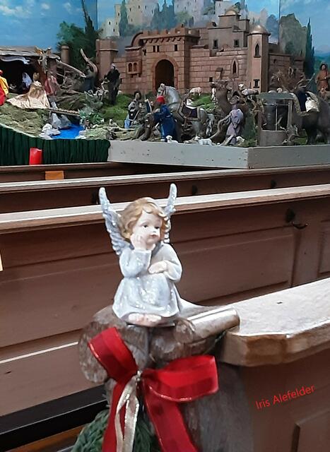 Mit der Krippe im Hintergrund.