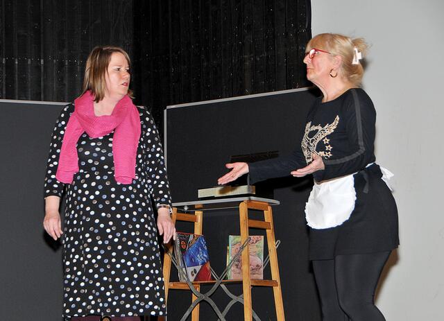 Proben für das neue Theaterstück im Freizeitheim Döhren: Anja Schrage (l.) und Gabriele Dragon.