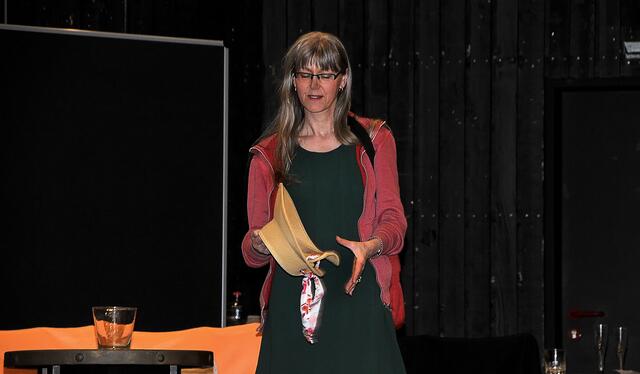 Proben für das neue Theaterstück im Freizeitheim Döhren: Birgit Ehrlinspiel in der Hauptrolle.