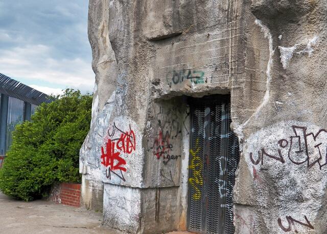 Teile des Bunkers sind heute noch sichtbar und begehbar. Berliner Unterwelten e.V. bieten dazu Führungen an.