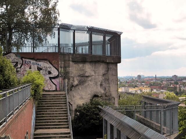 Der Luftabwehrturm ist heute ein beliebter Aussichtsturm und ein Refugium für Fledermäuse
