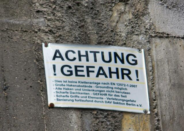 Warntafel für Kletterer