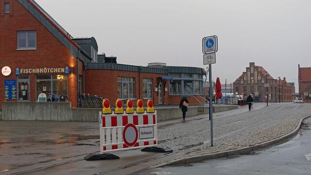 In der Nacht war die Kreuzung Schiffbauerdamm gesperrt. Foto: Helmut Kuzina