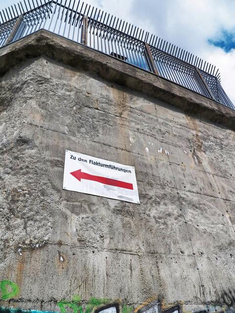 Zu den Führungen schreiben die Veranstalter: "Auf der Tour gelten besonders hohe Anforderungen an das Schuhwerk: fester Sitz am Fuß (Zehen und Ferse geschlossen, stabile Sohle mit Profil), keine hohen Absätze, Sandalen, Flip-Flops, Espandrillos, Ballerinas usw. Wir empfehlen warme Kleidung (Innentemperatur ganzjährig ca. 10°C).  Helme werden zur Verfügung gestellt."
