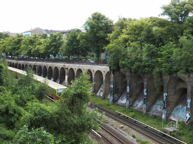 Unten an der Hochstraße fährt die S-Bahn vorbei (Ringlinie)
