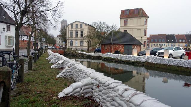 Sandsäcke schützen den Altstadtbereich an der Runden Grube. Foto: Helmut Kuzina