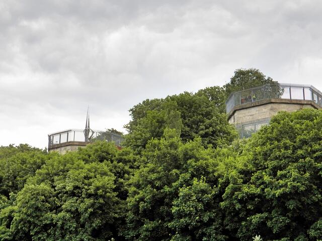 Im Oktober 1941 begannen die Nazis, in dem Park zwei als Hochbunker gebaute Flaktürme zur Abwehr von Flugangriffen zu errichten. Es gibt in der Nähe noch eine provisorische Luftschutzanlage im U-Bahnhof Gesundbrunnen, die ich vor einiger Zeit besichtigen konnte (leider ohne Fotos).