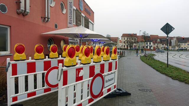 Der Kreuzungsbereich Schiffbauerdamm war in Hafennähe weiträumig abgesperrt. Foto: Helmut Kuzina