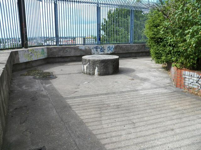 Der Tagesspiegel schreibt:  "Und diese zwei Betonplatten, die aussehen wie ganz gewöhnliche Gullydeckel. Wer sie nicht sucht, wird sie übersehen. Sie verbergen den Zugang zu einer Park-Perspektive, wie es sie in Berlin kein zweites Mal gibt: Den Blick in die Unterwelt des Humboldthain."