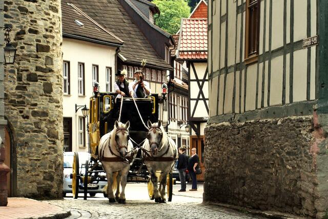 Am 20.06.2004 wurde als Attraktion - für die vielen Urlauber - die Tradition des Postkutsche in Stolberg wieder aufgenommen. (Saigertor)