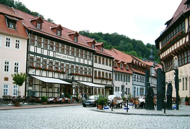Rittergasse mit Rathaus (rechts)