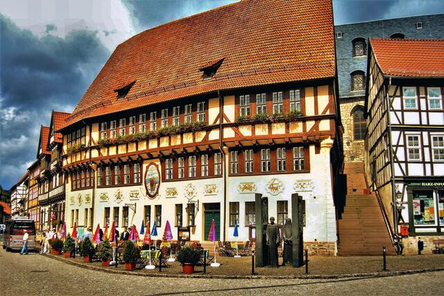 Die oberen 2 Stockwerke des Stolberger Rathauses sind nur über die Außentreppe erreichbar, die auch zur Kirche führen. Hier wurde der Reformator und späterer Bauernführer Thomas Münzer getauft. Neben Münzer hat dort auch Luther gepredigt.