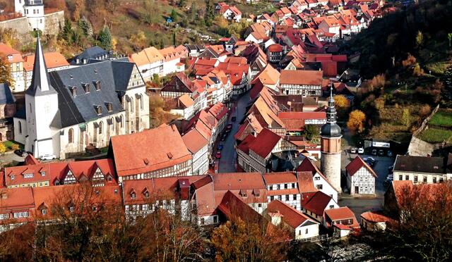 Blick von der Lutherbuche auf Stolberg mit  der Kirche, dem Rathaus und dem Saigertor.