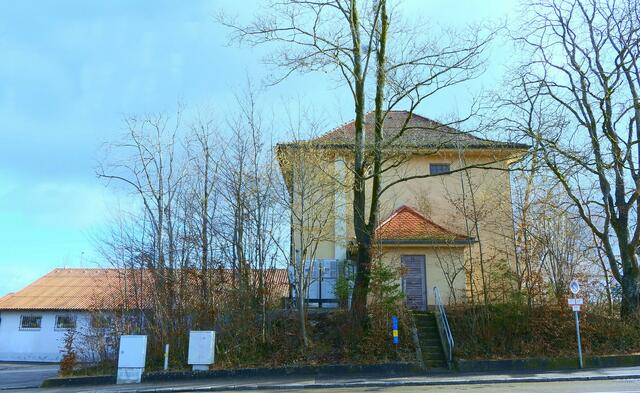 Der ehemalige Hochbehälter der Wasserversorgung Westheim-Steppach neben dem Westheimer Sportheim