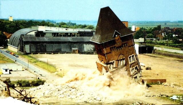 Das Wahrzeichen von Friedrichshall, der Wasserturm, wurde im Juni 1985 gesprengt.