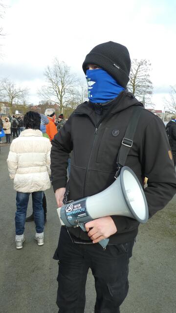 Demonstrant mit einer Gegengift Maske