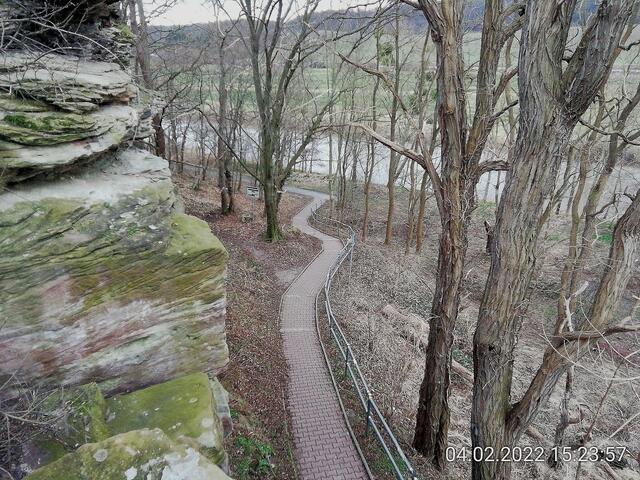 Unsere Altenburg gleicht einem Geisterwald im Februar 2022.
Die Stürme der letzten Wochen haben einen gewaltigen Schaden angerichtet und der Borkenkäfer hat den Bäumen den letzten Rest gegeben !