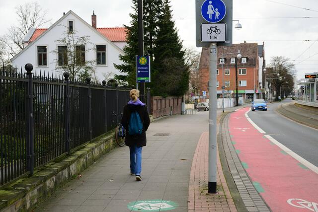 Hier müssen sich die Radfahrer den Fußgängern unterordnen, bzw. anpassen und dürfen nur mit Schrittgeschindigkeit fahren.