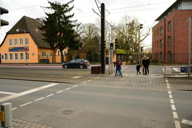Für Radfahrer in Richtung Veloroute Wiehbergstraße gilt nun zunächst anhalten - Ampelgrün anfordern (Taster betätigen) und bis zur Mitte weiter fahren...
