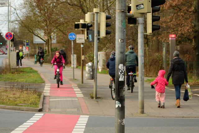 Geisterradler: Die die richtig fahren werden hier zum Ausweichen auf den Gehweg genötigt... Auch eine "Baustelle" zum Thema Radverkehr.