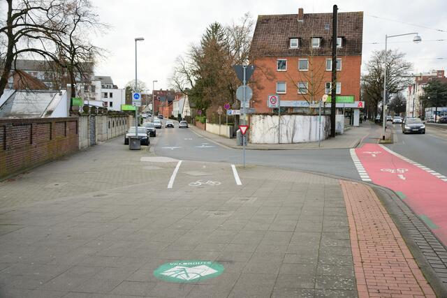 ... um dann an der Einmündung in die Wiehbergstraße gegebenenfalls anhalten zu müssen um ein- und ausfahrende Autos und Radfahrer durch zu lassen. Die zwei an einem Mast angebrachten "Vorfahrt gewähren"-Zeichen dürften der Verständigung und Verkehrssicherheit zudem wenig dienlich sein...