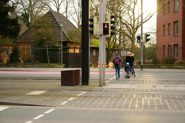 ... in der Mitte anhalten - Ampelgrün anfordern (Taster betätigen), wieder warten  und ...