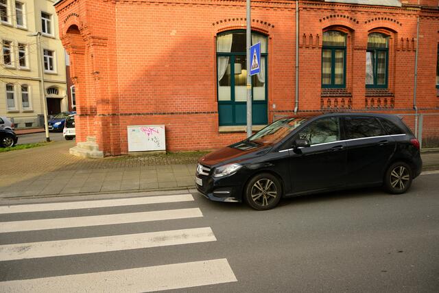Das kommt hier sehr häufig vor: Ein geparkter PKW unmittelbar vor dem Zebrastreifen...