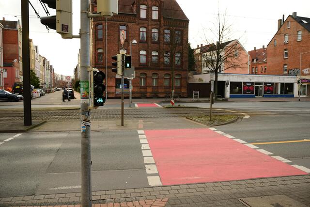 Die Querung an der regelmäßig schaltenden Ampel an der Gakenburgstraße bietet da eine Alternative: Hier Können Radler in regelmäßigen Abständen die Kreutzng "in einem Rutsch" überqueren, auch wenn die Fußgänger shon "Rot" gezeigt bekommen und ihren Weg leicht versetzt durch die Marthastr. fortsetzen.