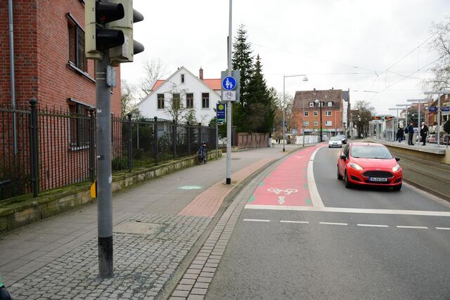 ...und nun wird der Weg ohne besondere Privilegien für rund 100m auf dem Gehweg (geduldet) fortgesetzt...