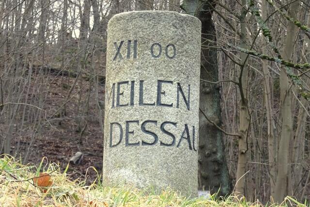 Meilenstein in Mägdesprung. Mägdesprung wie auch Dessau gehörten früher zu Anhalt, allerdings zu einer anderen Linie. Hat jemand eine Erklärung zu diesem Stein?