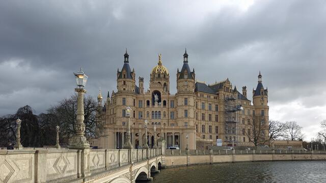 Auf der Schlossbrücke zur Schlossinsel im Schweriner See. Foto: Helmut Kuzina
