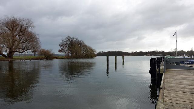 Am Schweriner See mit dem Blick auf die Marstallhalbinsel. Foto: Helmut Kuzina