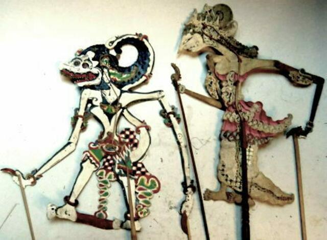 Das indonesische Schattenspiel vermag mit bedrohlichen Dämonenfiguren, edlen Helden und lustigen Clowns eine abwechslungreiche spannende Unterhaltung für jung und alt auf zu bauen