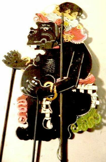 Das indonesische Schattenspiel vermag mit bedrohlichen Dämonenfiguren, edlen Helden und lustigen Clowns eine abwechslungreiche spannende Unterhaltung für jung und alt auf zu bauen