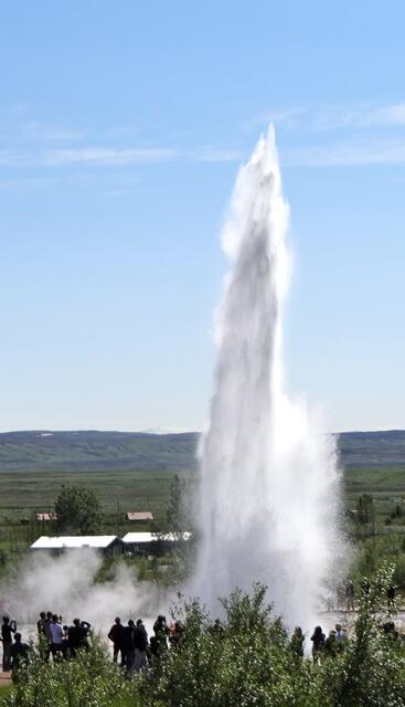 Geysir mit Höhe von 15-20 Metern und viele Zuschauer
