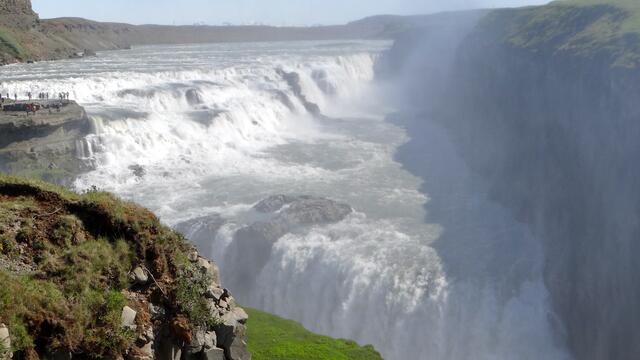 Gullfoss, der in  zwei Stufen herabstürzt