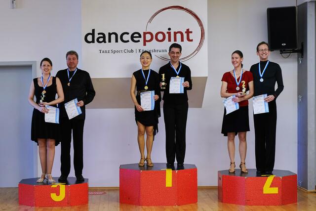 Siegerehrung Senioren II D 
von links:
3. Platz Susanne Bartl / Gernot Graw Behrendt, TSC dancepoint
1. Platz Le Wan, TSC Savoy München / Clemens Tobias Steins, TSC Savoy München
2. Platz: Saskia Lindenberg/ Dr. Helmut Abels, TSA d. Regensburger Turnerschaft