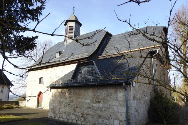 Die evangelische Kirche in Vöhl-Marienhagen. Vorne ist der kleine Anbau an den Chorraum aus dem Jahr 1966 zu sehen.